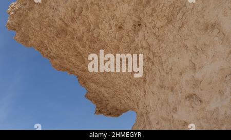 Zekreet ,Qatar- Dicembre 12,2021 : i rokcs calcarei a forma di funghi nel deserto zekreet. Foto Stock