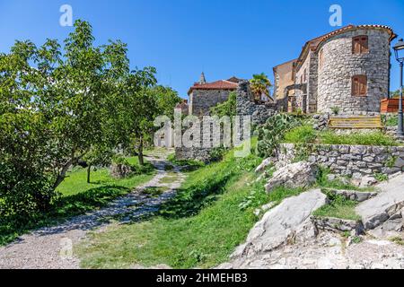 Scena stradale della storica città di Hum in Croazia durante il giorno Foto Stock