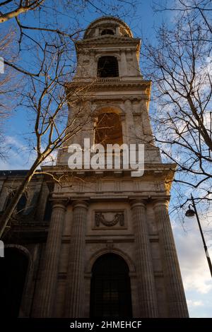 Vista su una torre di Chuch Saint-Sulpice a Parigi con il sole Foto Stock