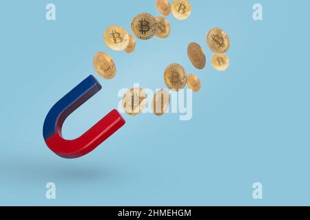 Magnete attrarre monete d'oro bitcoin. Concetto di successo che attrae investimenti. Criptovaluta creativa o concetto di blockchain. Borsa, oro digitale Foto Stock