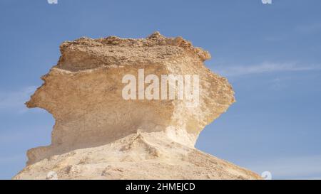 Zekreet ,Qatar- Dicembre 12,2021 : i rokcs calcarei a forma di funghi nel deserto zekreet. Foto Stock