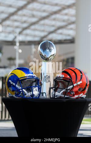 Inglewood, Stati Uniti. 09th Feb 2022. I caschi dei partecipanti al Super Bowl Los Angeles Rams (l) e Cinncinati Bengals si trovano su un tavolo davanti al Trofeo vince Lombardia, che il vincitore riceve. Il boss Goodell della NFL tiene una conferenza stampa prima del Super Bowl. Credit: Maximilian Haupt/dpa/Alamy Live News Foto Stock