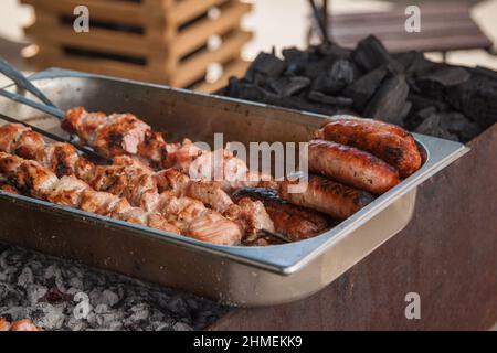 Barbecue e salsicce preparati in una padella Foto Stock