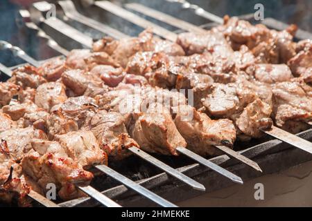 Barbeque marinato di shashlik preparato su carbone di legno Foto Stock