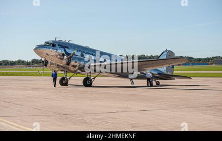 Gothenburg, Svezia - Agosto 30 2008: Douglas DC-3C se-CFP sul grembiule all'Aeroporto di Säve Foto Stock