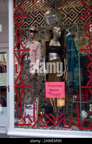 Mannequins nella finestra di un negozio di beneficenza su Nicolson Street, Edimburgo, Scozia, Regno Unito. Foto Stock