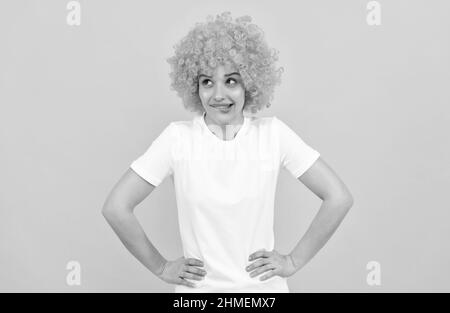 donna freaky sognante in clown wig ricci immaginare qualcosa, immaginazione Foto Stock