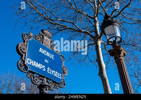 Tradizionale insegna parigina di Avenue des Champs-Elysees, uno dei viali più belli, famosi e turistici del mondo, a Parigi, Francia Foto Stock