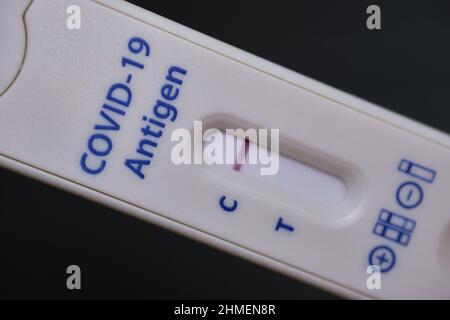 Ottawa, Ontario, Canada - 9 febbraio 2022: Primo piano di un test rapido dell'antigene COVID-19 con esito negativo. Foto Stock