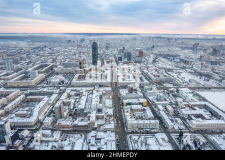 Vista panoramica aerea di Ekaterinburg in inverno nelle giornate nuvolose. Karl Liebknecht Street e Lenin Avenue. Ekaterinburg, Russia Foto Stock