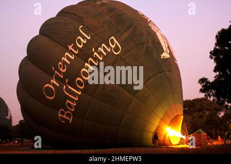 Bagan, Myanmar - 15 gennaio 2017: Preparazione di giro dei mongoloni ad aria calda all'alba per il volo sopra le pagode di Bagan Foto Stock