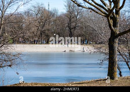 Superficie ghiacciata del lago Jarun nella città di Zagabria, Croazia con tracce lasciate da anatre e uccelli acquatici Foto Stock