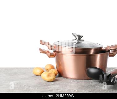 utensili da cucina - Set di pentole antiaderenti con coperchi in vetro;  foto su sfondo bianco Foto stock - Alamy