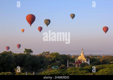 Bagan, Myanmar - 16 gennaio 2017: Mongolfiere che cavalcano su templi e stupa all'alba a Bagan. Myanmar Foto Stock