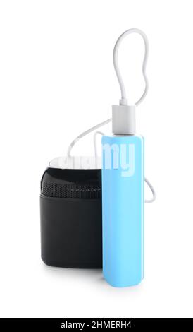 Power bank blu con altoparlante su sfondo bianco Foto Stock
