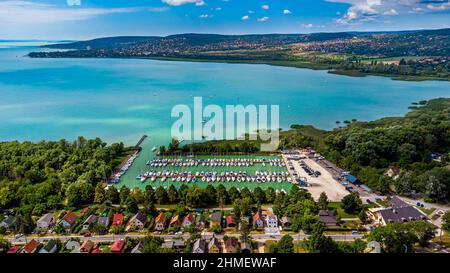 Balatonfuzfo, Ungheria - Vista aerea del porto turistico di Balatonfuzfo in una giornata estiva soleggiata con il bellissimo lago di Balaton e Balatonalmadi turchese al b Foto Stock
