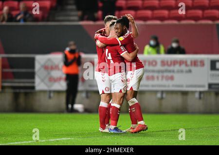 Bristol, Regno Unito. 09th Feb 2022. Bristol City celebra Antoine Semenyo del primo gol di Bristol City durante la partita EFL Sky Bet Championship tra Bristol City e Reading presso Ashton Gate, Bristol, Inghilterra, il 9 febbraio 2022. Foto di Scott Boulton. Solo per uso editoriale, licenza richiesta per uso commerciale. Nessun utilizzo nelle scommesse, nei giochi o nelle pubblicazioni di un singolo club/campionato/giocatore. Credit: UK Sports Pics Ltd/Alamy Live News Foto Stock