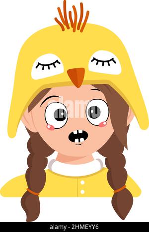 Ragazza con grandi occhi ed emozioni panico, volto sorpreso, occhi scioccati in giallo cappello di pollo. Testa del bambino con espressione spaventata per Pasqua, Capodanno o costume per la festa. Illustrazione piatta vettoriale Illustrazione Vettoriale