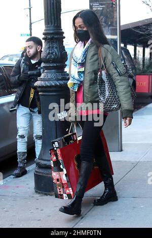 New York, NY, USA. 09th Feb 2022. Zoe Saldana ha visto lasciare il suo hotel a New York il 09 febbraio 2022. Credit: RW/Media Punch/Alamy Live News Foto Stock