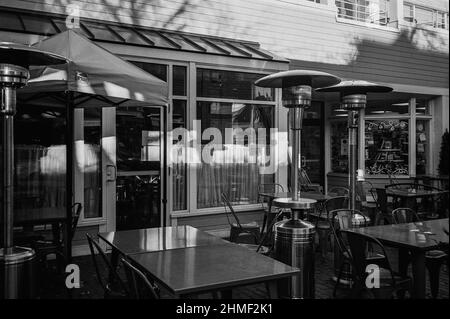 Un'area con posti a sedere all'aperto per il ristorante è vuota durante la bassa stagione del giorno d'autunno. Lexington, Massachusetts Foto Stock