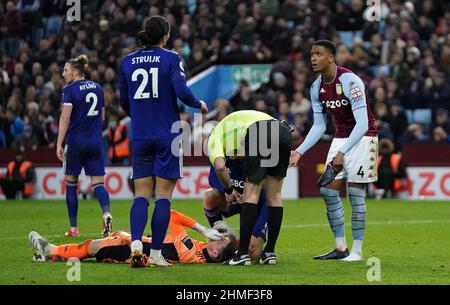 L'Aston Villa's Ezri Konsa (a destra) reagisce con una scarpa in mano dopo essere stato mostrato un cartellino rosso durante la partita della Premier League a Villa Park, Birmingham. Data foto: Mercoledì 9 febbraio 2022. Foto Stock