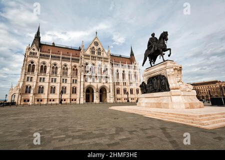 Edificio del Parlamento in Piazza Kossuth con statua equestre di Andrassy Gyula, Kossuth-Lajos-ter, Budapest, Ungheria Foto Stock