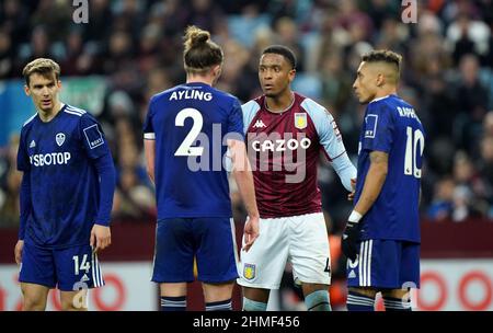 L'Aston Villa's Ezri Konsa (centro) reagisce ai giocatori del Leeds United dopo aver mostrato una carta rossa per la seconda prenotazione per un fallo sul portiere durante la partita della Premier League a Villa Park, Birmingham. Data foto: Mercoledì 9 febbraio 2022. Foto Stock