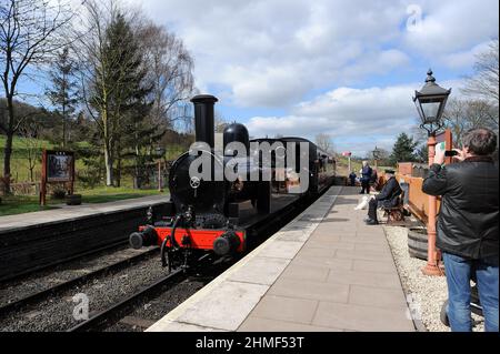 Serbatoio di carbone '1054' che arriva alla stazione di Arley con scorte vuote per formare un servizio navetta per Bewdley. Foto Stock