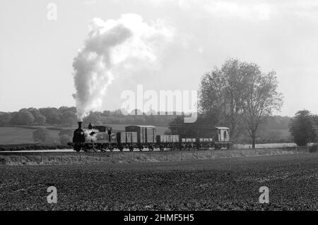 '30053' e un treno merci corto. Visto qui tra Northiam e Wittersham Road. Foto Stock