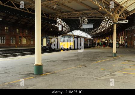 '150124' alla piattaforma 3 di Bristol Temple meads con un servizio Taunton - Cardiff Central. Foto Stock