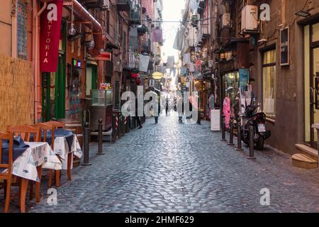 Napoli, Italia, 22 gennaio 2022: Strada stretta iconica nel centro di Napoli Foto Stock
