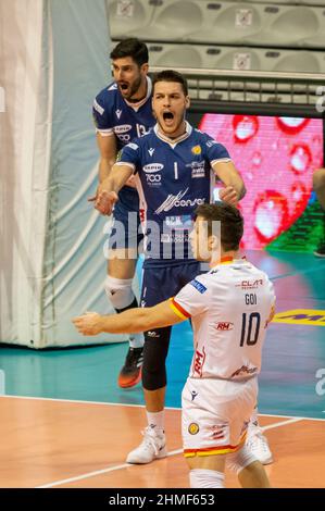 Ravenna, Italia. 09th Feb 2022. Esultazione di Vukasinovic (Ravenna) durante Consar RCM Ravenna vs Kioene Padova, Volley Campionato Italiano Serie A Men Superleague a Ravenna, Italia, Febbraio 09 2022 Credit: Independent Photo Agency/Alamy Live News Foto Stock