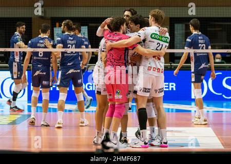 Ravenna, Italia. 09th Feb 2022. Esultazione di Padova durante Consar RCM Ravenna vs Kioene Padova, Volleyball Campionato Italiano Serie A Men Superleague a Ravenna, Italia, Febbraio 09 2022 Credit: Independent Photo Agency/Alamy Live News Foto Stock