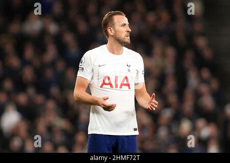 Londra, Regno Unito. 09th Feb 2022. Harry Kane di Tottenham Hotspur guarda sopra. Premier League Match, Tottenham Hotspur v Southampton al Tottenham Hotspur Stadium di Londra mercoledì 9th febbraio 2022. Questa immagine può essere utilizzata solo a scopo editoriale. Solo per uso editoriale, licenza richiesta per uso commerciale. Nessun uso in scommesse, giochi o un singolo club/campionato/player pubblicazioni. pic di Steffan Bowen/Andrew Orchard sport fotografia/Alamy Live news credito: Andrew Orchard sport fotografia/Alamy Live News Foto Stock