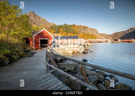 Molo di legno, villaggio di pescatori di Nusfjord, Lofoten, Flakstad, Norvegia Foto Stock