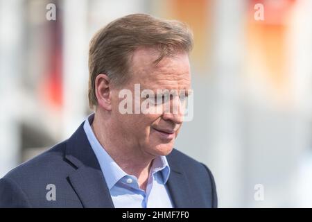 Inglewood, Stati Uniti. 09th Feb 2022. Roger Goodell, capo della NFL, tiene una conferenza stampa fuori dallo stadio SoFi di Inglewood prima del Super Bowl. Nella città a sud di Los Angeles, la finale tra i Los Angeles Rams e i Cincinnati Bengals si svolgerà al SoFi Stadium. Credit: Maximilian Haupt/dpa/Alamy Live News Foto Stock