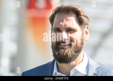 Inglewood, Stati Uniti. 09th Feb 2022. L'ex professionista della NFL Sebastian Vollmer si trova fuori dallo stadio SoFi di Inglewood prima di una conferenza stampa del boss della NFL Roger Goodell. La città a sud di Los Angeles ospita il Super Bowl LVI. Credit: Maximilian Haupt/dpa/Alamy Live News Foto Stock