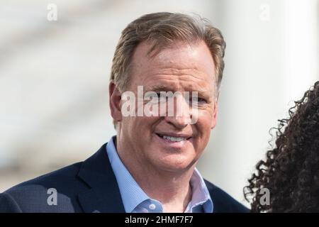 Inglewood, Stati Uniti. 09th Feb 2022. Roger Goodell, capo della NFL, tiene una conferenza stampa fuori dallo stadio SoFi di Inglewood prima del Super Bowl. Nella città a sud di Los Angeles, la finale tra i Los Angeles Rams e i Cincinnati Bengals si svolgerà al SoFi Stadium. Credit: Maximilian Haupt/dpa/Alamy Live News Foto Stock