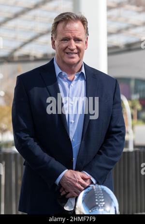 Inglewood, Stati Uniti. 09th Feb 2022. Roger Goodell, capo della NFL, tiene una conferenza stampa fuori dallo stadio SoFi di Inglewood prima del Super Bowl. Nella città a sud di Los Angeles, la finale tra i Los Angeles Rams e i Cincinnati Bengals si svolgerà al SoFi Stadium. Credit: Maximilian Haupt/dpa/Alamy Live News Foto Stock