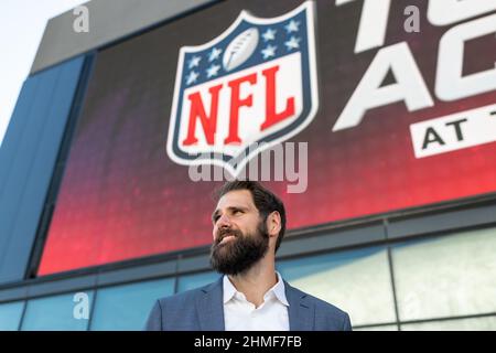 Inglewood, Stati Uniti. 09th Feb 2022. L'ex professionista della NFL Sebastian Vollmer si trova al margine di una conferenza stampa del boss della NFL Roger Goodell, fuori dalla sede centrale della NFL Network di Inglewood. La città a sud di Los Angeles è il sito del Super Bowl LVI. Credit: Maximilian Haupt/dpa/Alamy Live News Foto Stock