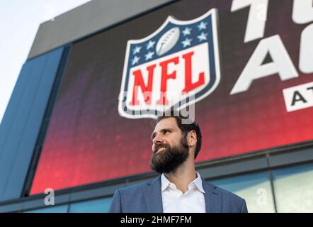 Inglewood, Stati Uniti. 09th Feb 2022. L'ex professionista della NFL Sebastian Vollmer si trova al margine di una conferenza stampa del boss della NFL Roger Goodell, fuori dalla sede centrale della NFL Network di Inglewood. La città a sud di Los Angeles è il sito del Super Bowl LVI. Credit: Maximilian Haupt/dpa/Alamy Live News Foto Stock