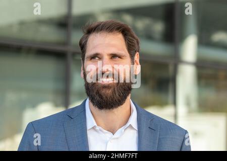 Inglewood, Stati Uniti. 09th Feb 2022. L'ex professionista della NFL Sebastian Vollmer si trova ai margini di una conferenza stampa del boss della NFL Roger Goodell fuori dallo stadio SoFi di Inglewood. La città a sud di Los Angeles ospita il Super Bowl LVI. Credit: Maximilian Haupt/dpa/Alamy Live News Foto Stock