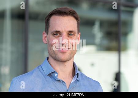 Inglewood, Stati Uniti. 09th Feb 2022. Alexander Steinforth, capo tedesco della NFL, si trova ai margini di una conferenza stampa del capo della NFL Roger Goodell, fuori dalla sede centrale della NFL Network di Inglewood. La città a sud di Los Angeles ospita il Super Bowl LVI. Credit: Maximilian Haupt/dpa/Alamy Live News Foto Stock