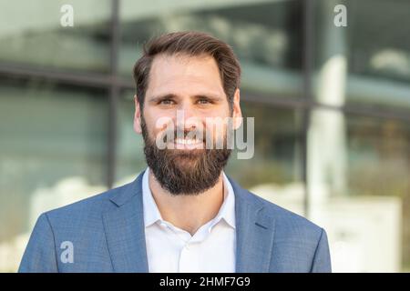 Inglewood, Stati Uniti. 09th Feb 2022. L'ex professionista della NFL Sebastian Vollmer si trova ai margini di una conferenza stampa del boss della NFL Roger Goodell fuori dallo stadio SoFi di Inglewood. La città a sud di Los Angeles ospita il Super Bowl LVI. Credit: Maximilian Haupt/dpa/Alamy Live News Foto Stock