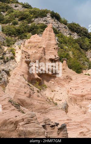 Particolari rocce rosse con pinnacoli e torri chiamate Lame rosse nei Monti Sibillini (Marche) Foto Stock