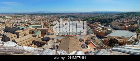 Vista dalla cupola della Basilica di San Pietro o della Basilica di San Pietro su Piazza San Pietro e Via della conciliazione, Stato della Città del Vaticano Foto Stock