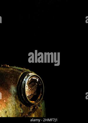 Rottame auto, dettaglio vista frontale faro, cimitero di auto Bastnaes, Vaermland, Svezia Foto Stock