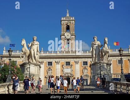 Cordonata, Grande scalone, Piazza del Campidoglio, statue del Castor Dioscuri e Pollux, Palazzo Senatoriale, Roma, Lazio, Italia Foto Stock