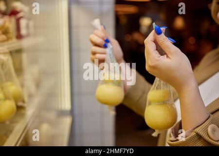 Delizioso Caciocavallo fresco e Scamorza formaggio appeso. Formaggi italiani da vicino. I formaggi sono fatti a mano. La produzione di formaggio Foto Stock