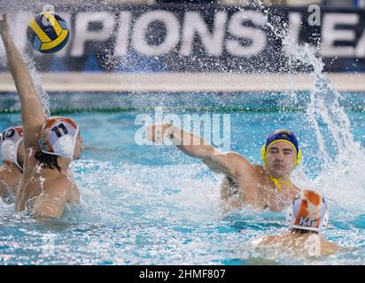 Kragujevac, Serbia, 9th febbraio 2022. Alberto Munarriz di Zodiac Cnab in azione durante la LEN Champions League Preliminary Group A match tra VK Radnicki e Zodiac Cnab a Kragujevac, Serbia. Febbraio 9, 2022. Credit: Nikola Krstic/Alamy Foto Stock